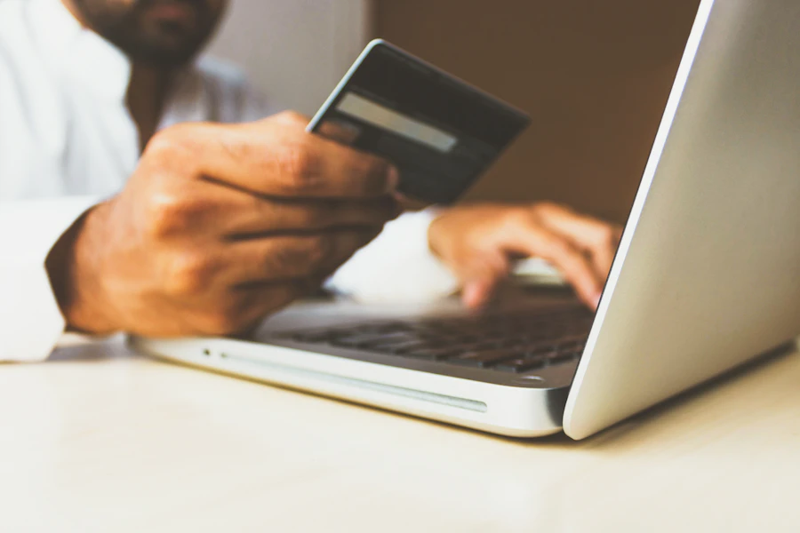 Person handlar online med kreditkort