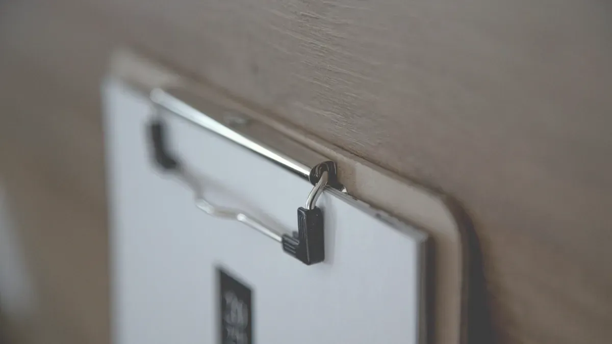 Besiktningsman undersöker en bostadsrättslägenhet