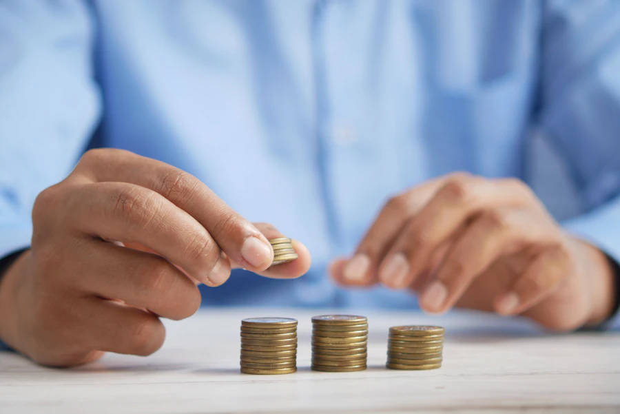 Person som räknar på skulder och budget